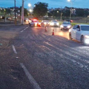 Pedrisco derramado em rotatória causa queda de motociclista e mobiliza Defesa Civil em Presidente Prudente